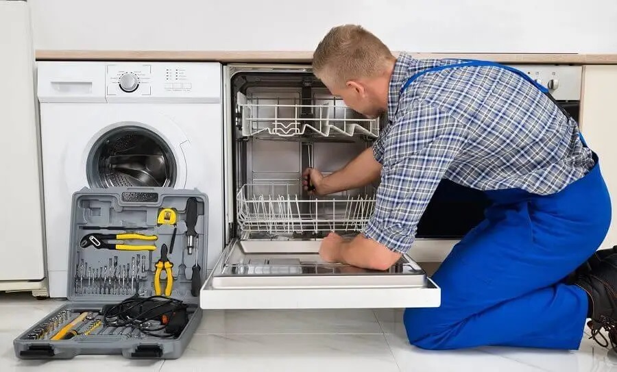 Balçova Maytag servisi teknisyen ekibi beyaz eşya tamiri yaparken